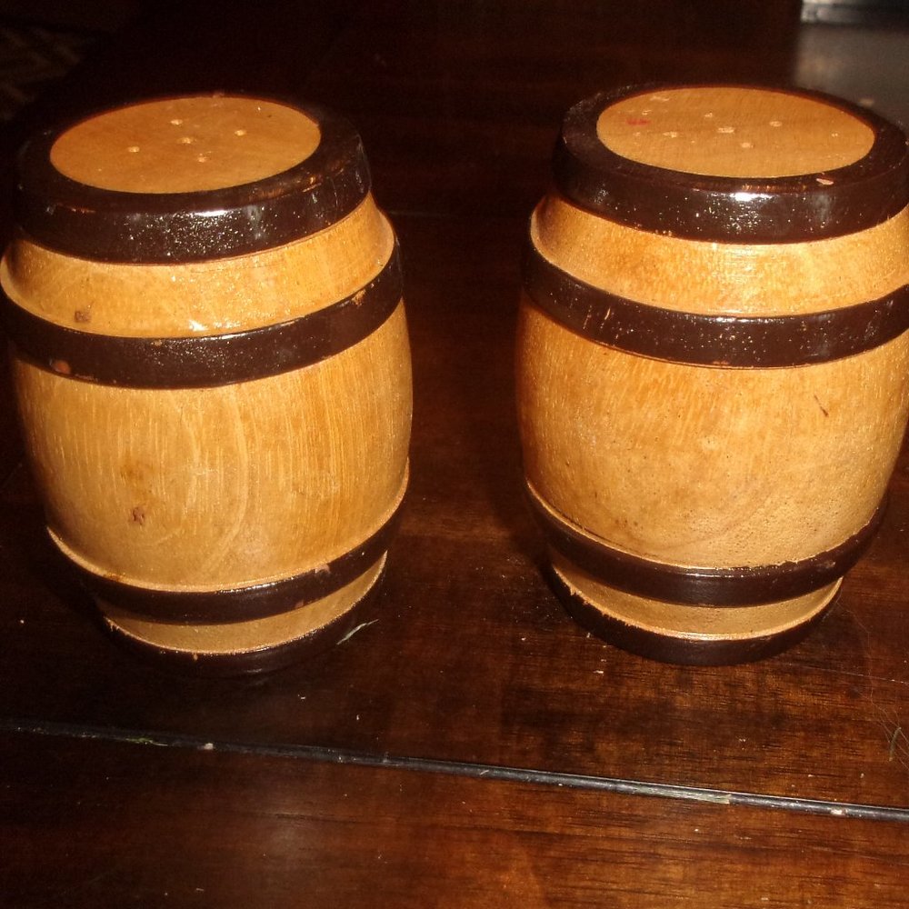 Salt pepper shakers set wood barrels